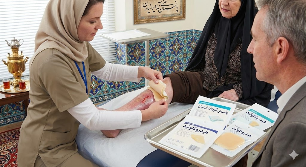 پرستار در حال انجام مراحل درمان زخم شریانی پا با استفاده از پانسمانهای نوین ایرانی در یک کلینیک سنتی با حضور بیمار و همراه.