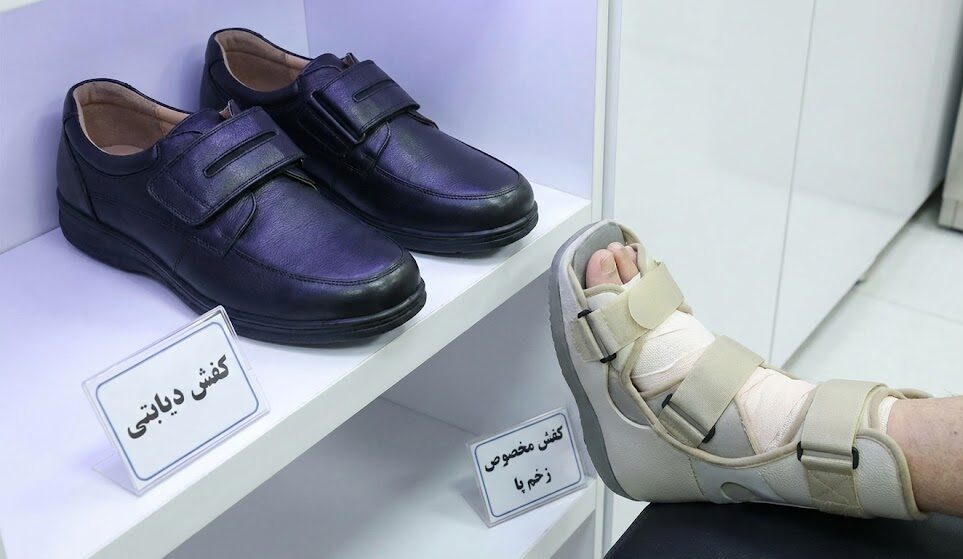 نمایش کفش دیابتی و بوت مخصوص تخلیه فشار (آفلودینگ) به عنوان تجهیزات جانبی در روش نوین درمان زخم پا.